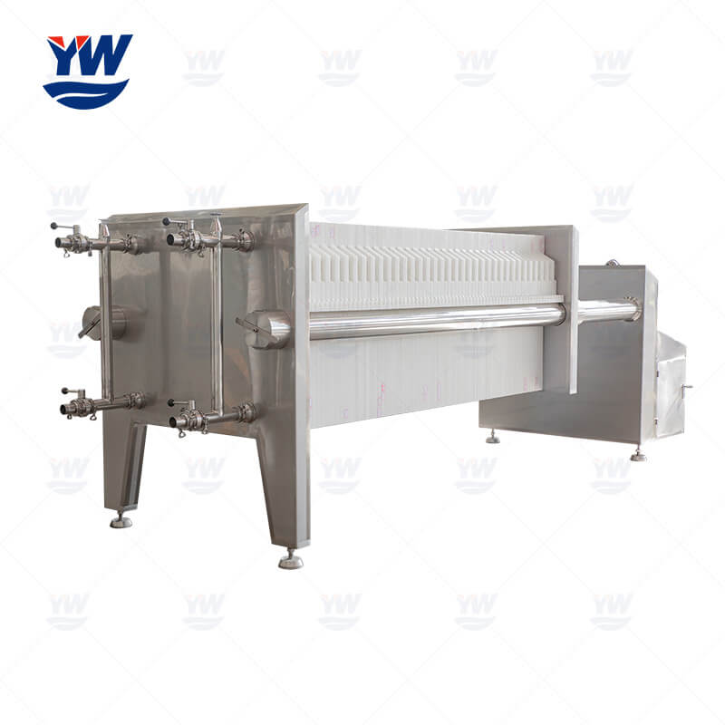 Depth filter press with enclosed filtration system for pharmaceutical industry