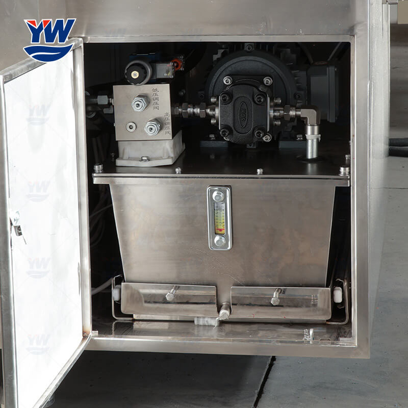 Depth filter press with enclosed filtration system for pharmaceutical industry